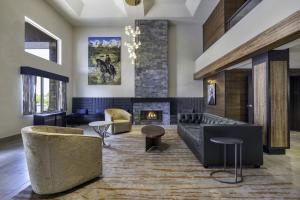 Posezení v ubytování The Newberry Hotel Bend, Tapestry Collection by Hilton