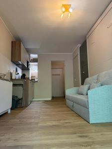 a living room with a couch and a kitchen at Bandol A Bandol cha cha cha - Appartement in Bandol
