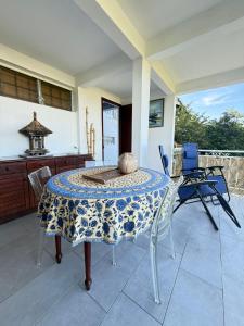 a table and chairs sitting on a patio at Emplacement idéal 3 mn plage ! in Les Trois-Îlets