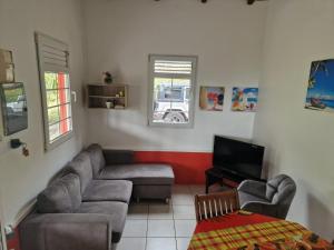 Posezení v ubytování Bungalows Corail, F3 avec piscine à Sainte Luce
