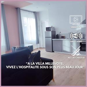 a living room with a couch and a kitchen at Le voyageur - T2 hyper centre in Abbeville
