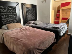 a room with two beds in a room at Cálido y acogedor departamento cerca del centro in Tlaxcala de Xicohténcatl