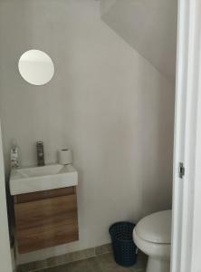 a bathroom with a sink and a toilet at Un lugar tranquilo in Ocotlán