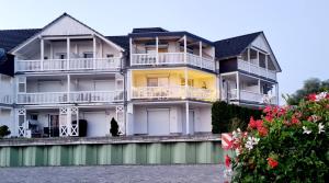 een groot gebouw met balkons aan de zijkant bij Hafenidyll 46 in Ostseebad Karlshagen