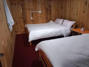 Postel nebo postele na pokoji v ubytování Dhorpatan Community Hotel