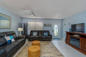 Televiisor ja/või meelelahutuskeskus majutusasutuses "canal Dreams" 3 Br2 Ba Pool Home On The Canal