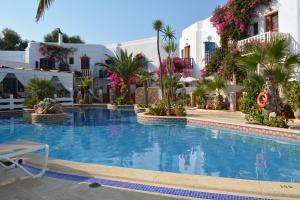 A piscina localizada em Polikandia Hotel ou nos arredores