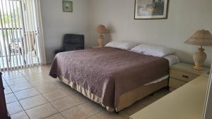 Postel nebo postele na pokoji v ubytování Palm Manor Resort - Unit 6-203 + 17 fotografií