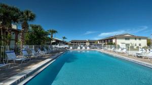 Bazén v ubytování Palm Manor Resort - Unit 6-203 nebo v jeho okolí