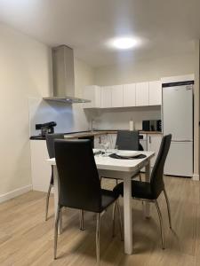 a dining room with a table and chairs in a kitchen at El GABINETE in Argamasilla de Alba