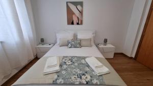 Un dormitorio con una cama grande con dos mesitas de noche. en Pôr do Sol I, en Porto Moniz 26 fotos más