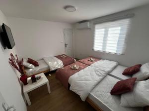 Uma cama ou camas num quarto em Konaciste Napredak