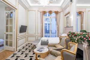 a living room with a couch and a tv at Paix in Paris