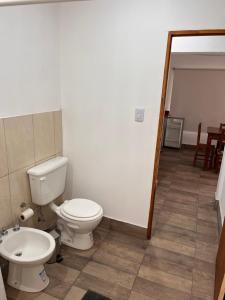 ein Badezimmer mit Toilette und Waschbecken in der Unterkunft La Joaquina in Rosario de Lerma + 18 Fotos
