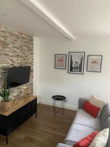 TV a/nebo společenská místnost v ubytování Maison au calme