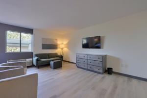 Televiisor ja/või meelelahutuskeskus majutusasutuses Lititz Pointe Inn and Suites