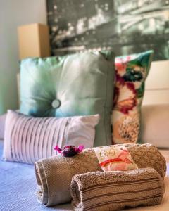 una camera con un letto e un mucchio di cuscini di La Promesa B&B a Xuí