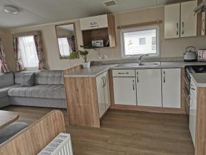 a kitchen and living room in a caravan at 3 Bedroom Mersea Beach Retreat-Getaway by the Sea in West Mersea +51 photos