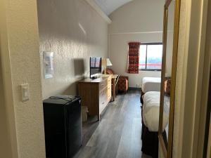 TV a/nebo společenská místnost v ubytování Hilltop Inn & Suites + 1 fotografie