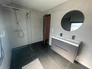 O baie la Maison et Appartement séparé de 300m +6 fotografii