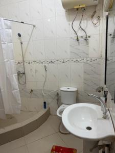 Un baño con lavabo, inodoro y ducha. en Appartement électrifié H24, en Bamako 17 fotos más