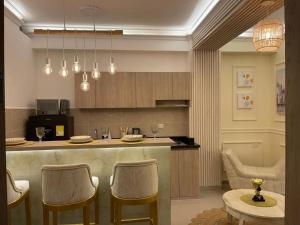 卡利Edificio Limonatta的厨房设有酒吧、椅子和桌子