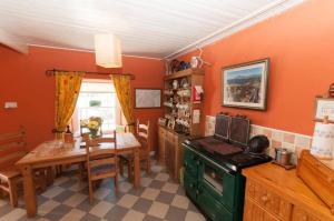 Kuchyň nebo kuchyňský kout v ubytování Smiths Cottage