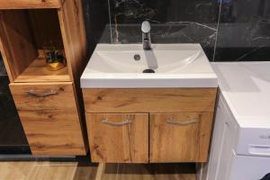un lavandino bianco e armadi in legno in bagno di La chute des feuilles - 2 Lits simples - T2 Hyper centre a Abbeville Altre 25 foto