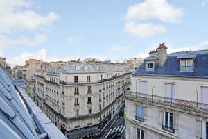 Pemandangan umum bagi Paris atau pemandangan bandar yang diambil dari rumah percutian