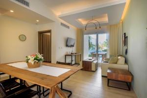 Khu vực ghế ngồi tại Playa Coral | Oasis Frente a la Piscina