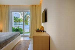 Giường trong phòng chung tại Playa Coral | Oasis Frente a la Piscina +22 ảnh
