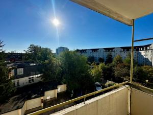 une vue d'une ville depuis un balcon dans l'établissement Moderne 3-Zi, King-Size Betten, Küche, Badewanne, à Karlsruhe