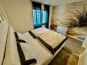 une chambre avec un grand lit dans une pièce dans l'établissement Moderne 3-Zi, King-Size Betten, Küche, Badewanne, à Karlsruhe