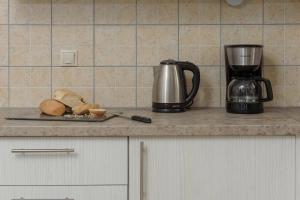 eine Theke mit einem Mixer und einem Teller Brot in der Unterkunft Family Home, with Sea & Mountain view in Kalamaki