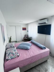 Katil atau katil-katil dalam bilik di Quarto em condominio Ponta da Fruta