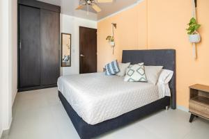 Un dormitorio con una cama y un armario de madera. en Casa Oasis, en Villavicencio