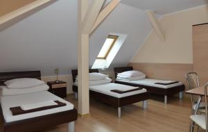 um quarto com duas camas e duas cadeiras em Arkadia Radziejów em Radziejów
