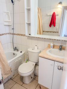 拉塞雷纳Departamento a 5 minutos de la playa的带马桶和水槽的浴室