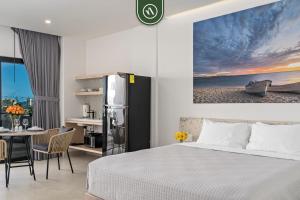 Ένα ή περισσότερα κρεβάτια σε δωμάτιο στο Condo near Marina - Downtown - Pool - King +108 φωτογραφίες