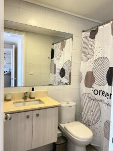 Bilik mandi di Monkey Guest Apartment