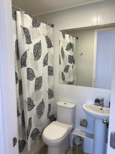 Bilik mandi di Monkey Guest Apartment +8 gambar