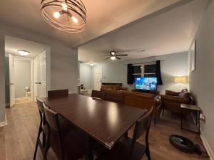 comedor y sala de estar con mesa y sofá en 3 Bedroom Townhouse-Max 8 guests, en Charlotte