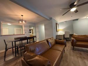 Una sala de estar con un sofá y un comedor. en 3 Bedroom Townhouse-Max 8 guests, en Charlotte 32 fotos más