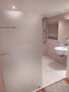 Un baño de EIGHT VILLA DE PORT iKamva