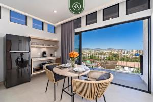 Η κουζίνα ή μικρή κουζίνα στο Condo near Marina - Downtown - Pool - King