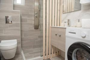 Stella & Eleni Suite With Shared Pool & Open View tesisinde bir banyo