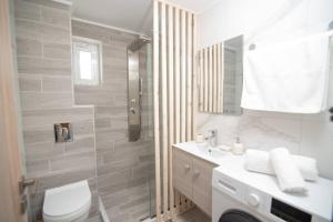 Stella & Eleni Suite With Shared Pool & Open View tesisinde bir banyo