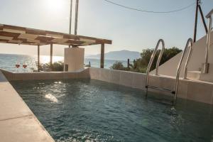 Stella & Eleni Suite With Shared Pool & Open View tesisinde veya buraya yakın yüzme havuzu