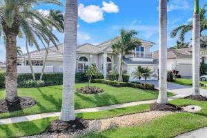 マルコ・アイランドにあるCharming 4 Bed Waterfront Escape w/ Pool and Dockの前にヤシの木がある家