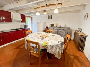 Kuchyň nebo kuchyňský kout v ubytování Maison chaleureuse au coeur de la nature Montignac Lascaux Dordogne 4 pers